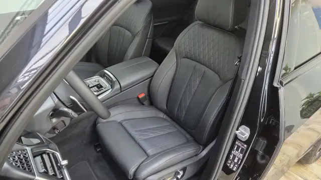 BMW X7 view 15