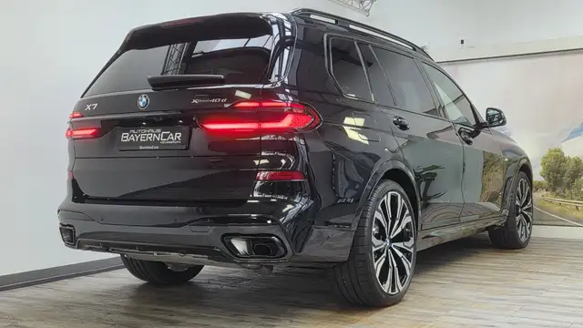 BMW X7 view 6