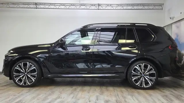 BMW X7 view 3