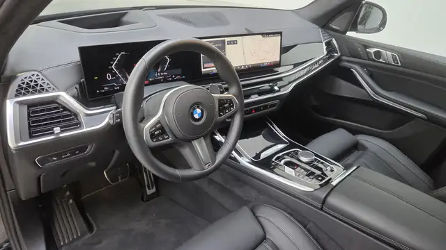 BMW X7 view 8