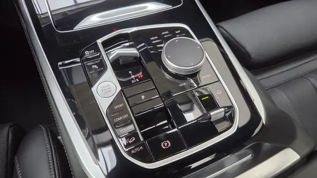 BMW X7 view 11
