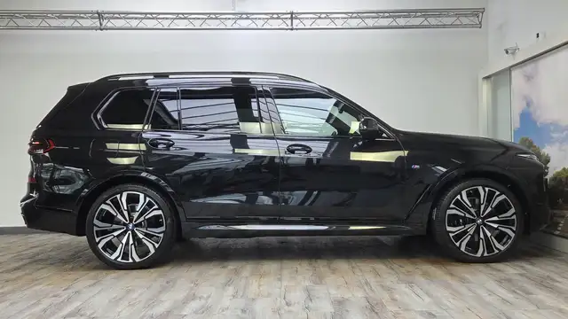 BMW X7 view 4