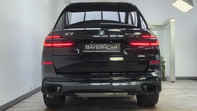 BMW X7 view 5