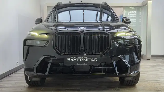 BMW X7 view 2