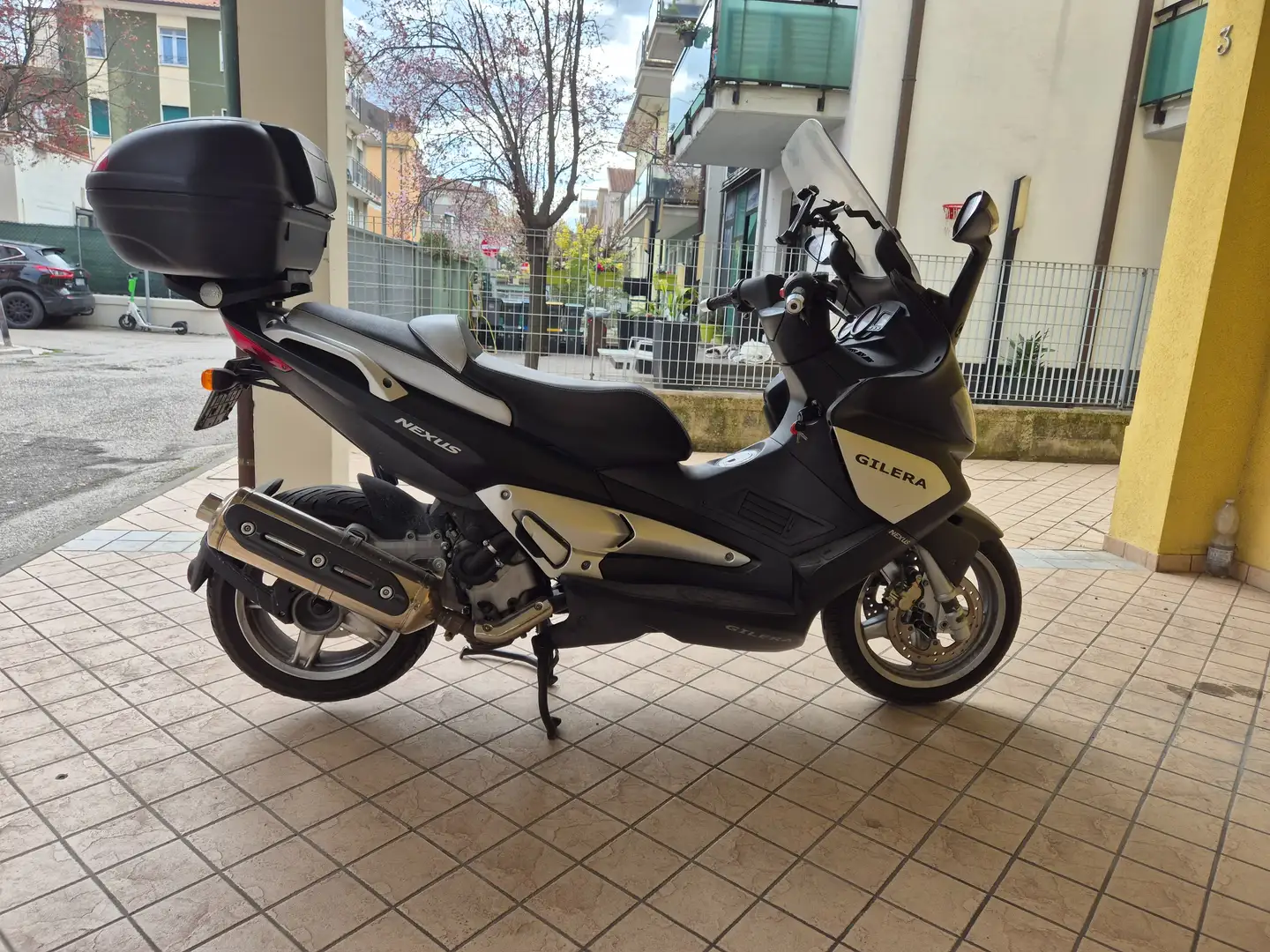 Gilera Nexus 500 scooter Gris - 1