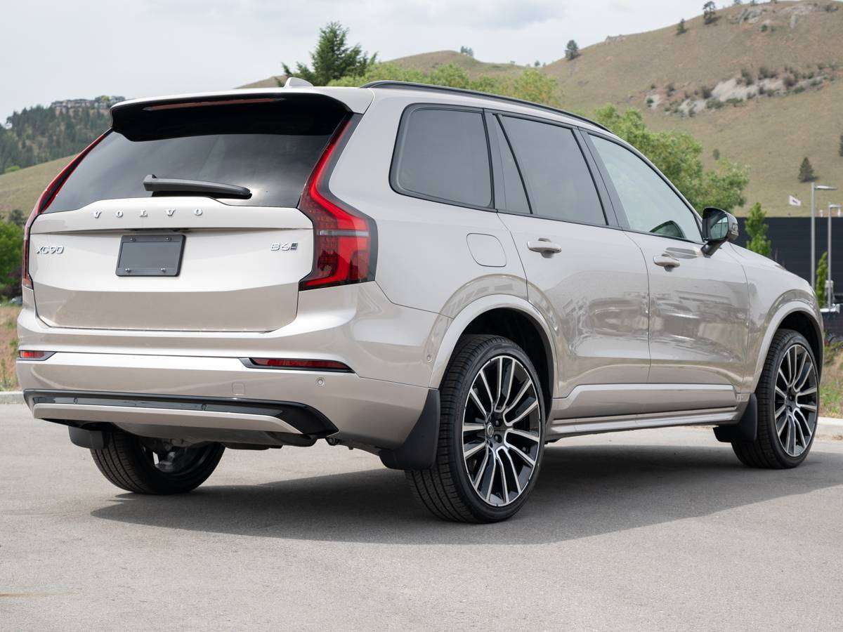 2026 Volvo XC90 B6 ULTRA DARK THEME alt 2