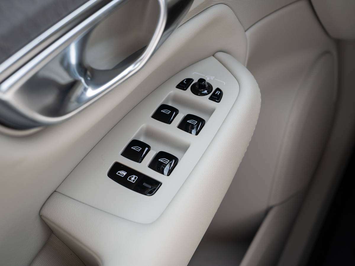 2026 Volvo XC90 B6 ULTRA DARK THEME thumb 11