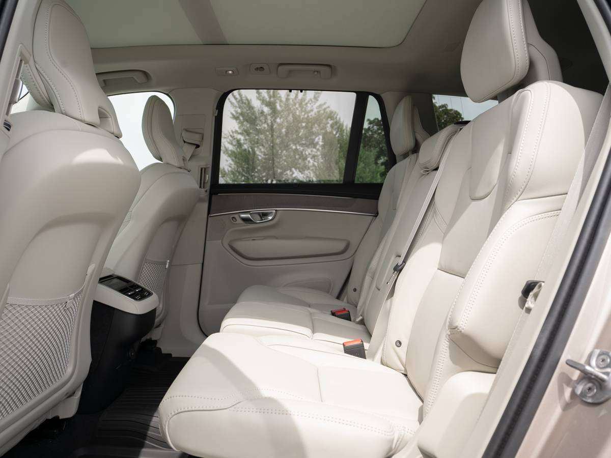 2026 Volvo XC90 B6 ULTRA DARK THEME alt 5