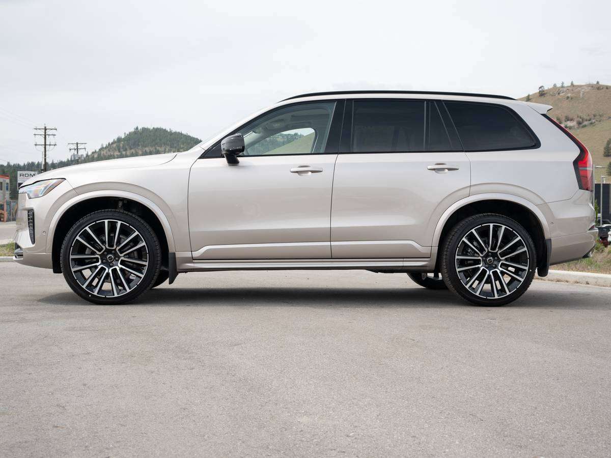 2026 Volvo XC90 B6 ULTRA DARK THEME thumb 6