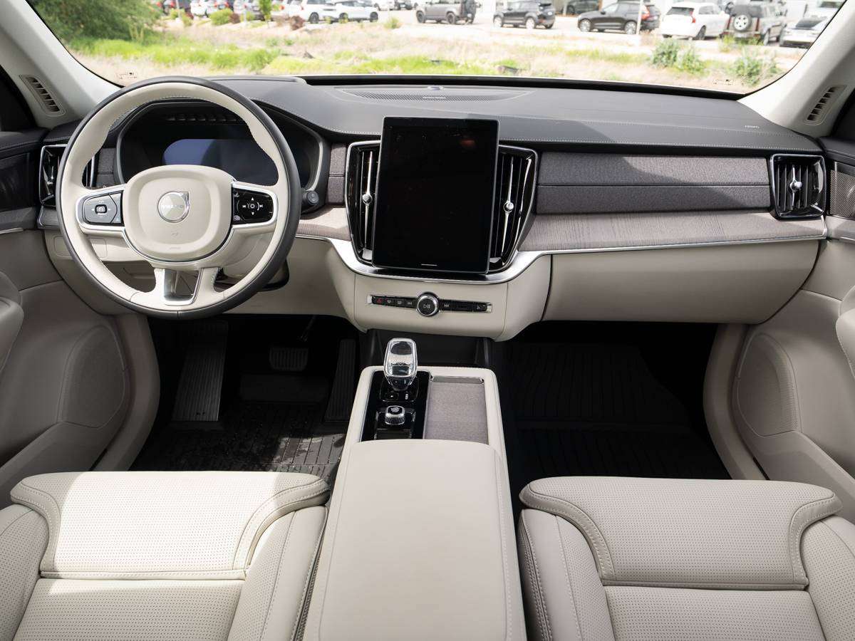 2026 Volvo XC90 B6 ULTRA DARK THEME alt 4
