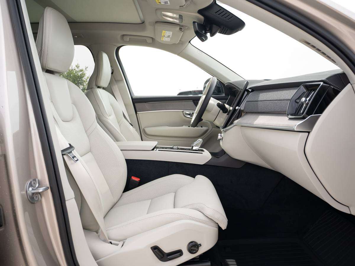 2026 Volvo XC90 B6 ULTRA DARK THEME alt 3