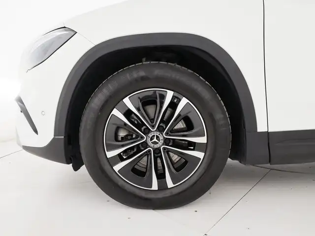 Mercedes-Benz GLA view 7