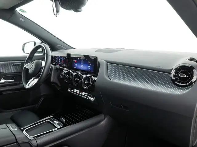Mercedes-Benz GLA view 10