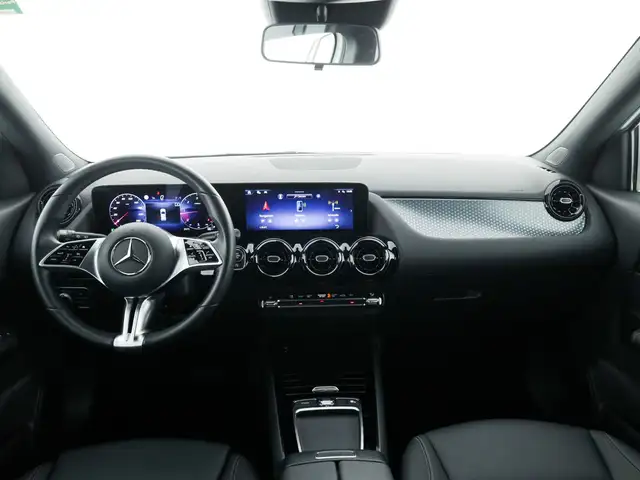 Mercedes-Benz GLA view 9