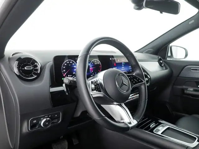 Mercedes-Benz GLA view 11
