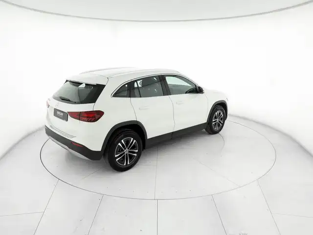 Mercedes-Benz GLA view 4