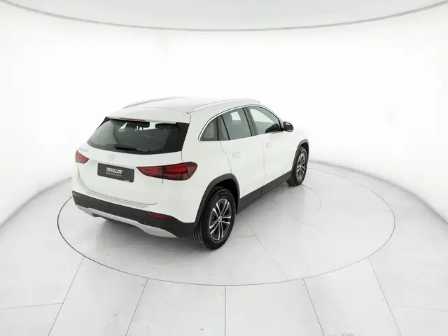 Mercedes-Benz GLA view 3