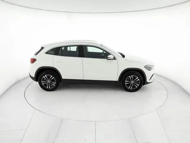 Mercedes-Benz GLA view 5