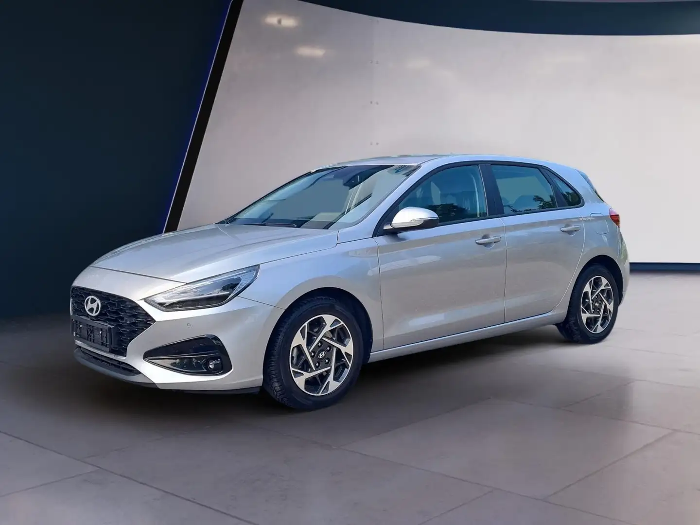 Hyundai i30 Advantage vAHK Navi LED DAB Kamera Winter 74 kW... Silber - 1