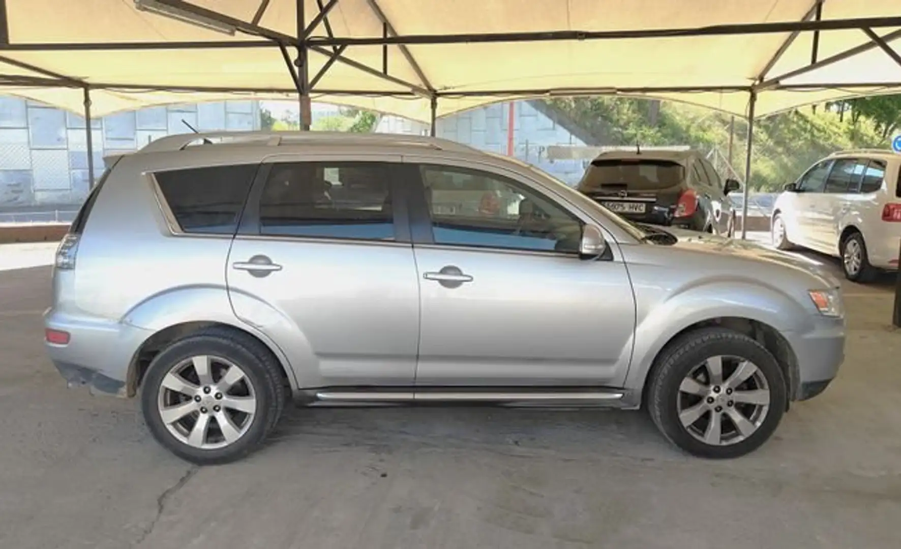 Mitsubishi Outlander 220DI-D Motion SST Gris - 2