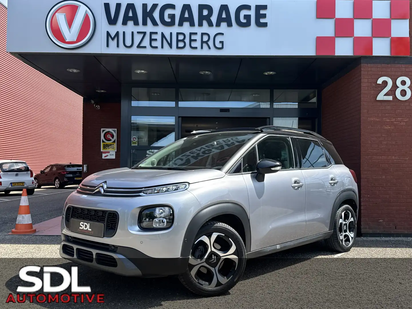 Citroen C3 Aircross 1.2 PureTech Shine // CRUISE // NAVI + CARPLAY // Grijs - 1