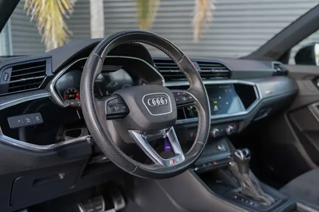 Audi Q3 view 12