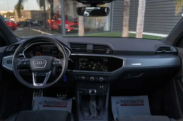 Audi Q3 view 14