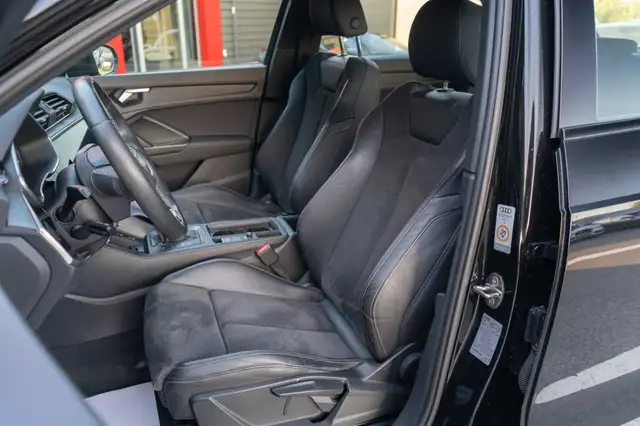 Audi Q3 view 15