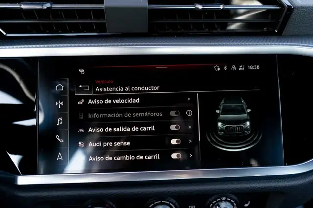 Audi Q3 view 11