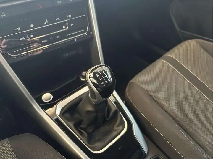 Volkswagen T-Roc "Más" 1.0 TSI 6 vel. 2025