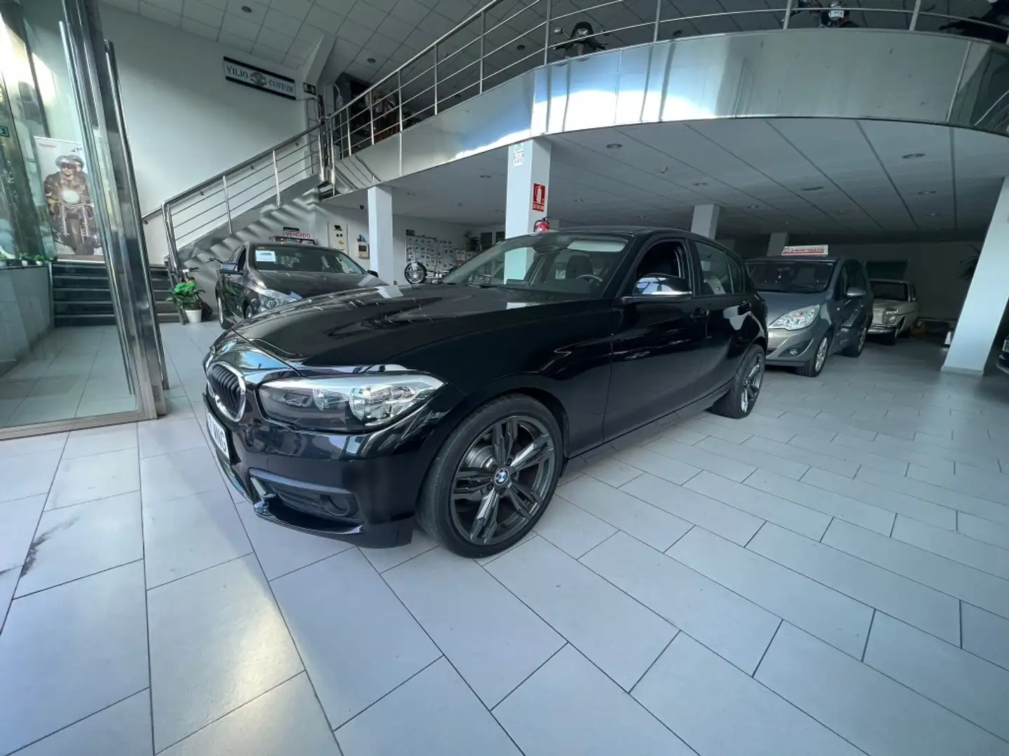 BMW 118 118i Schwarz - 1