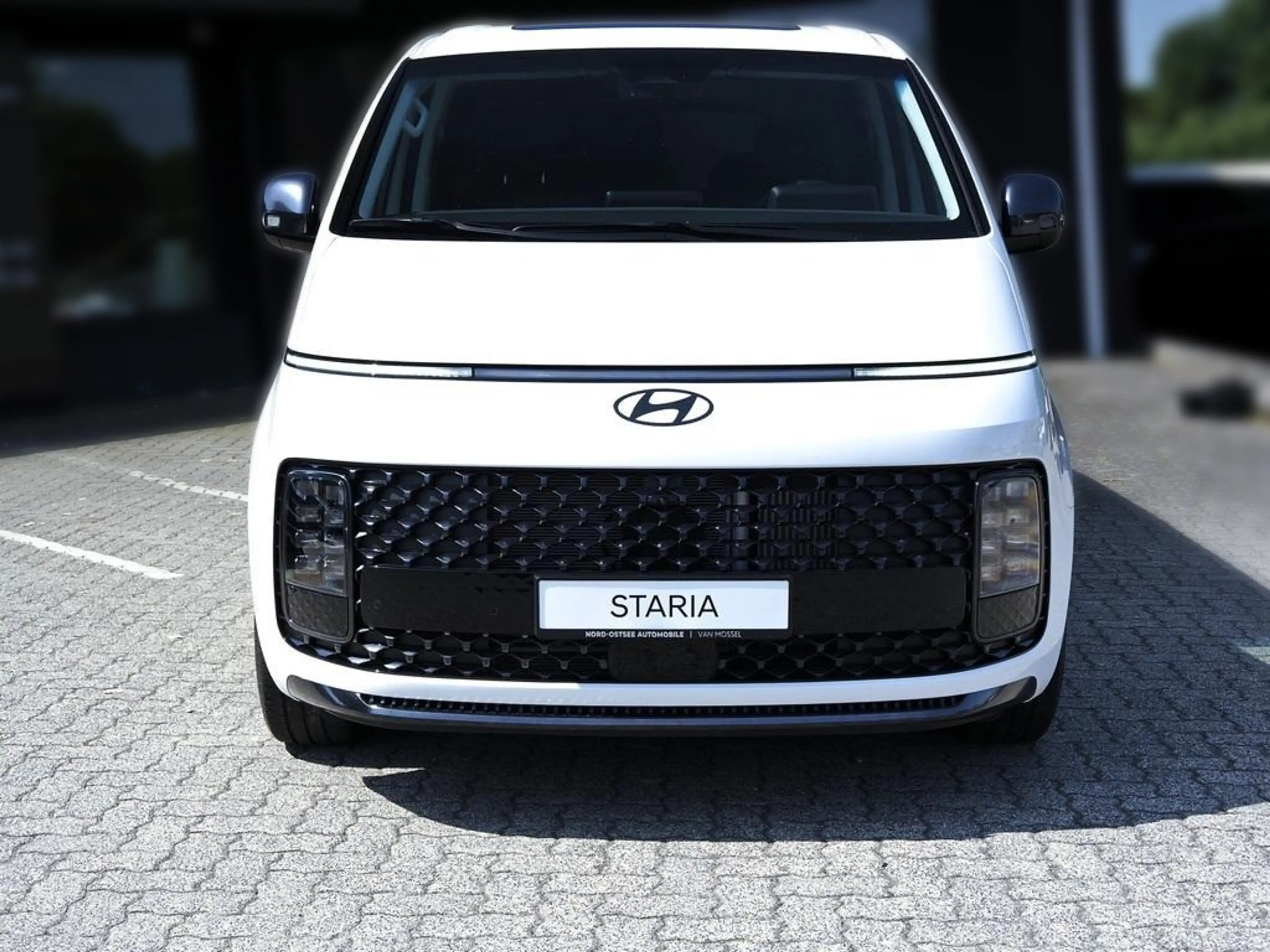 Hyundai STARIA HEV 7-Sitzer Signature Panoramadach — photo 3
