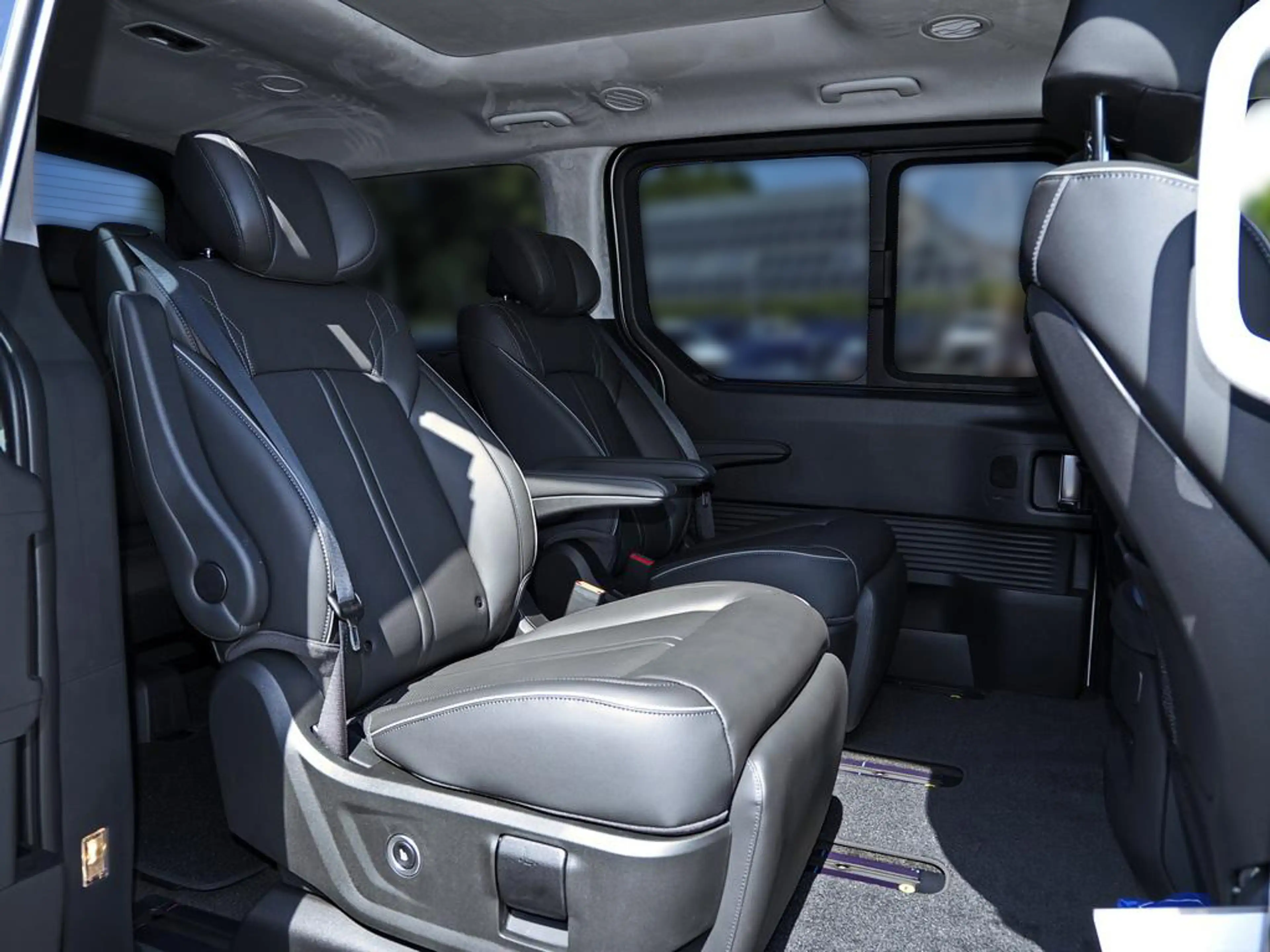 Hyundai STARIA HEV 7-Sitzer Signature Panoramadach — photo 12
