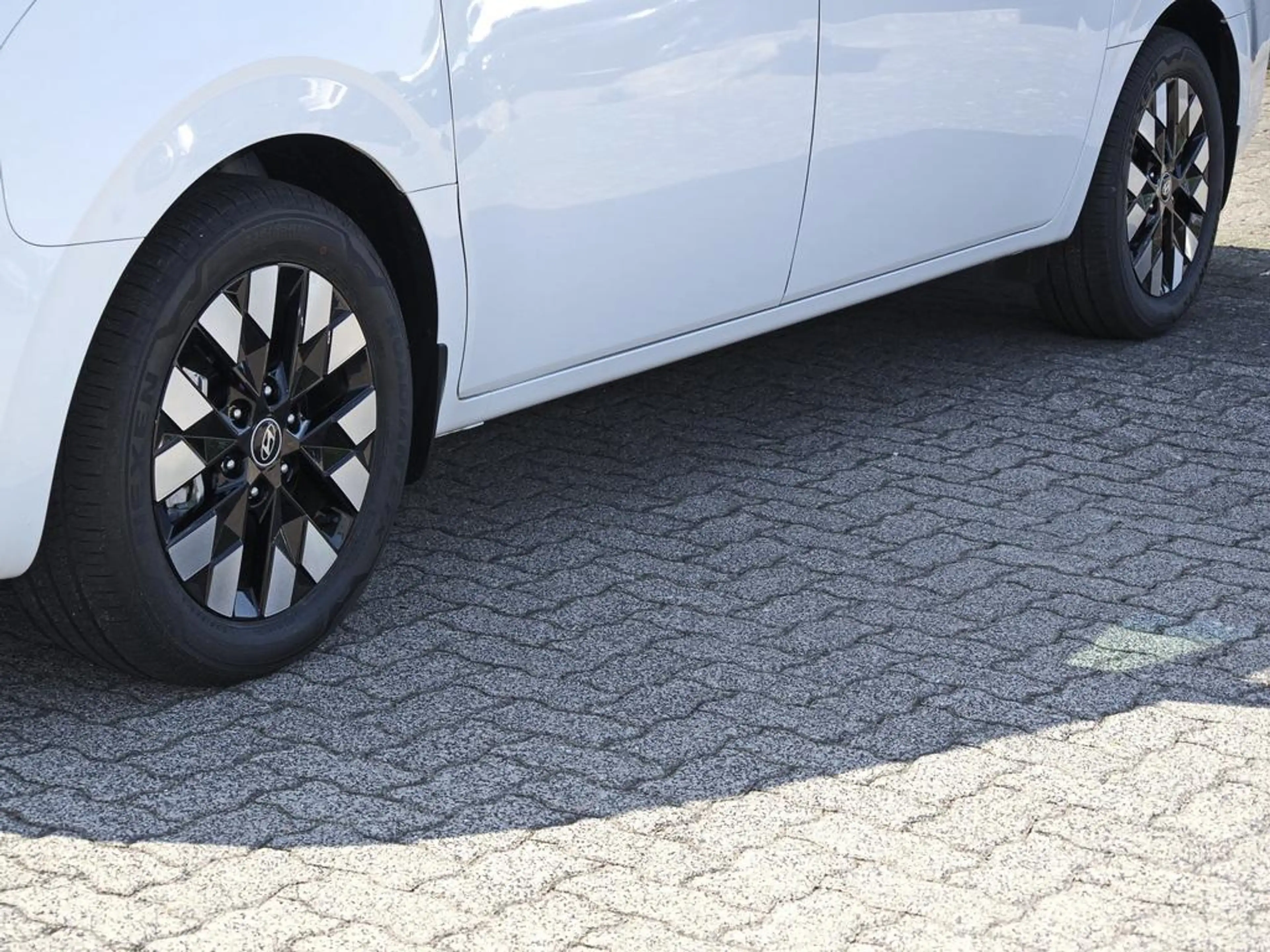 Hyundai STARIA HEV 7-Sitzer Signature Panoramadach — photo 6