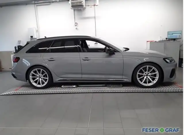 Audi RS4 view 3