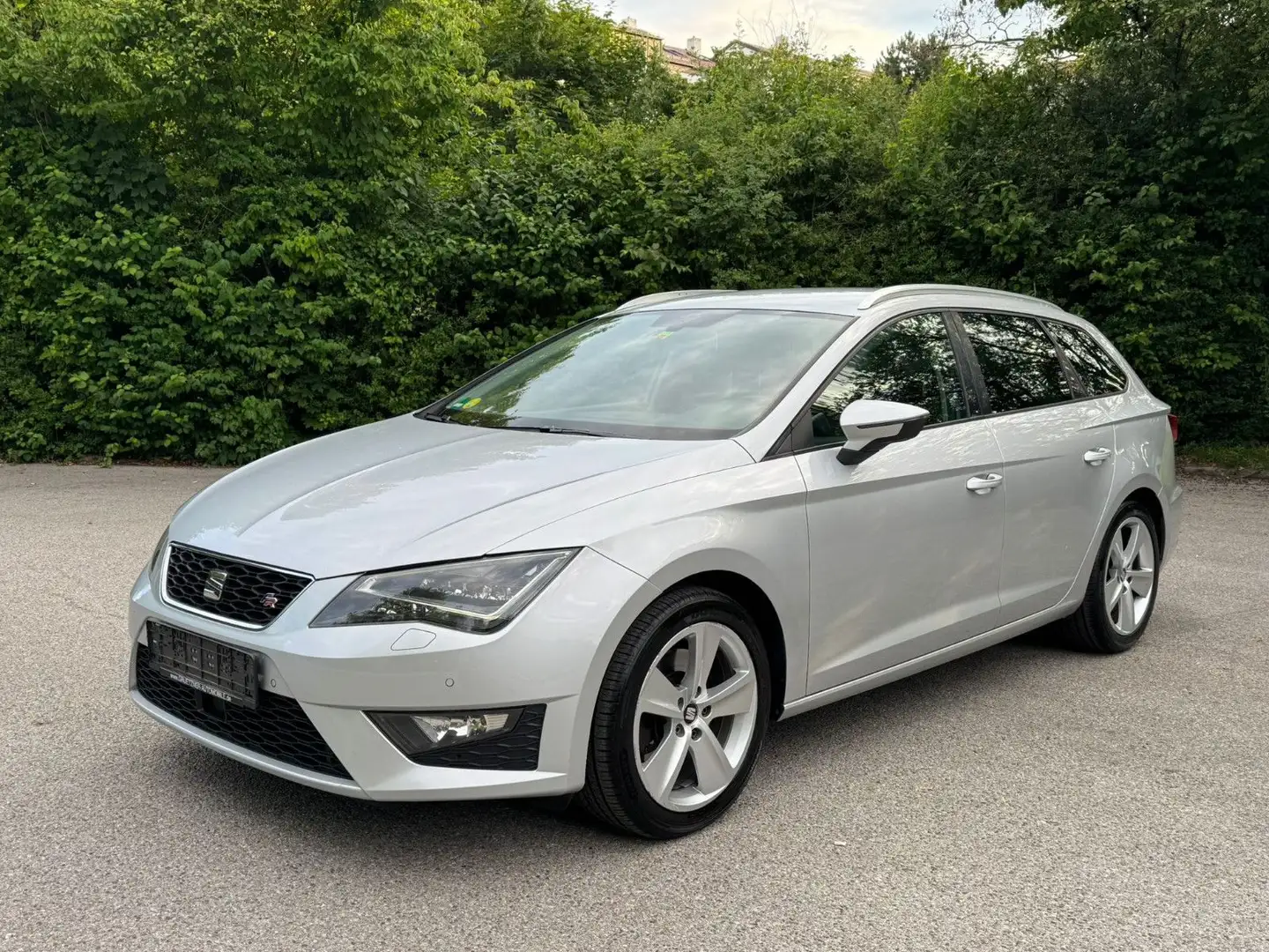 SEAT Leon ST 2.0 TDI FR DSG Automatik ACC Matrix-Led Argent - 1