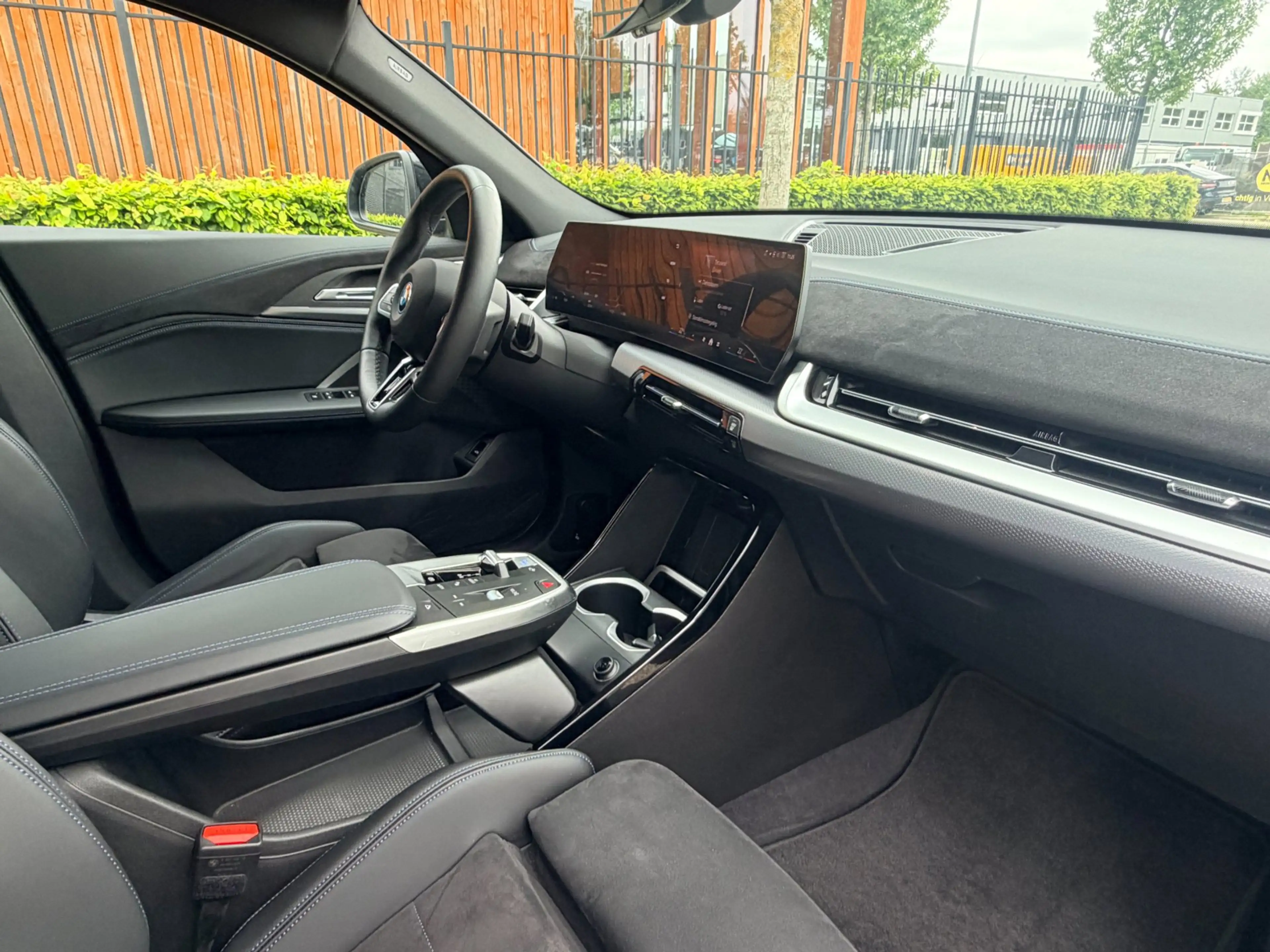 BMW iX2 EDrive20 M- sport, trekhaak, H&K, driving assistan — photo 3