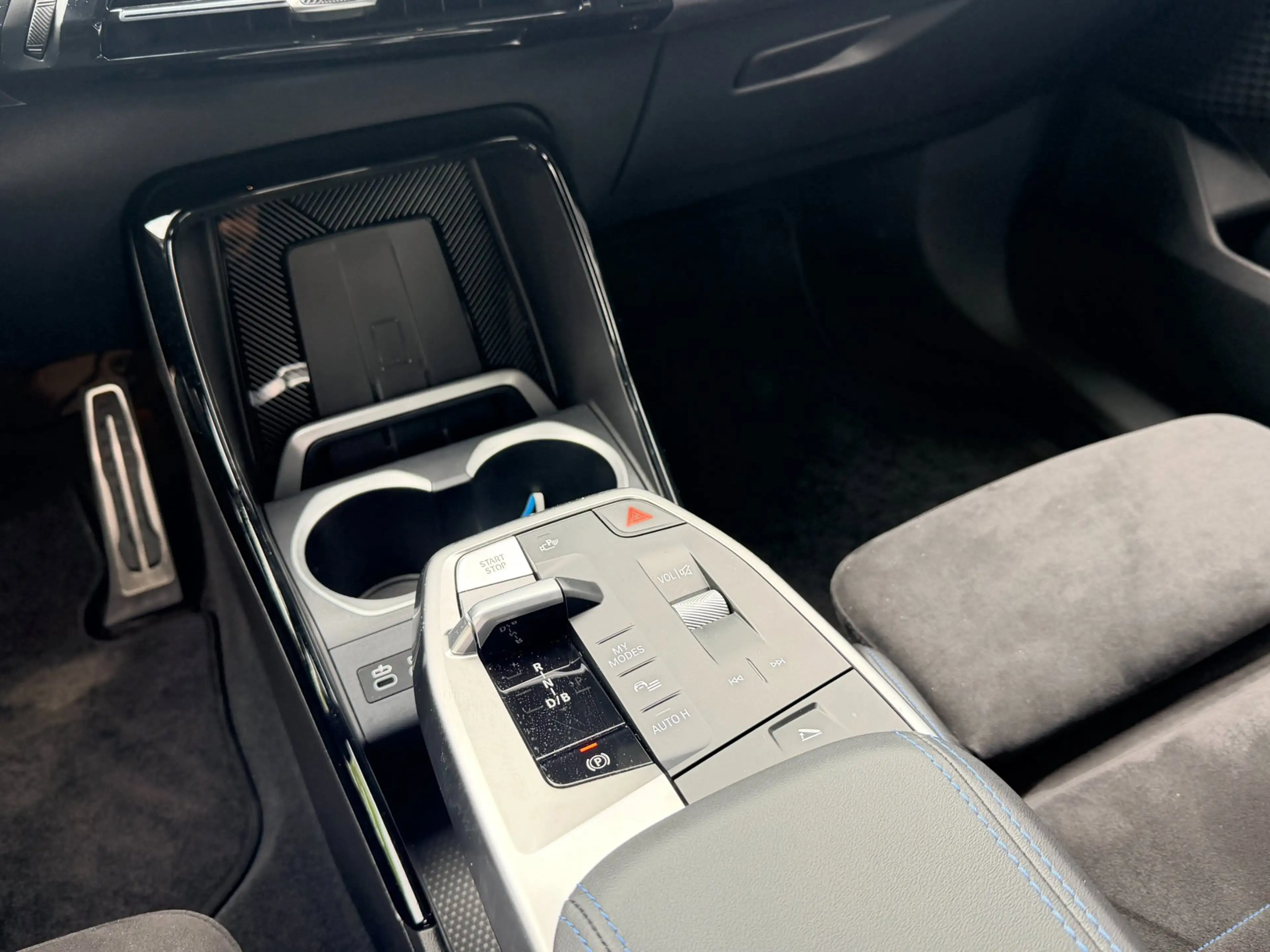 BMW iX2 EDrive20 M- sport, trekhaak, H&K, driving assistan — photo 16