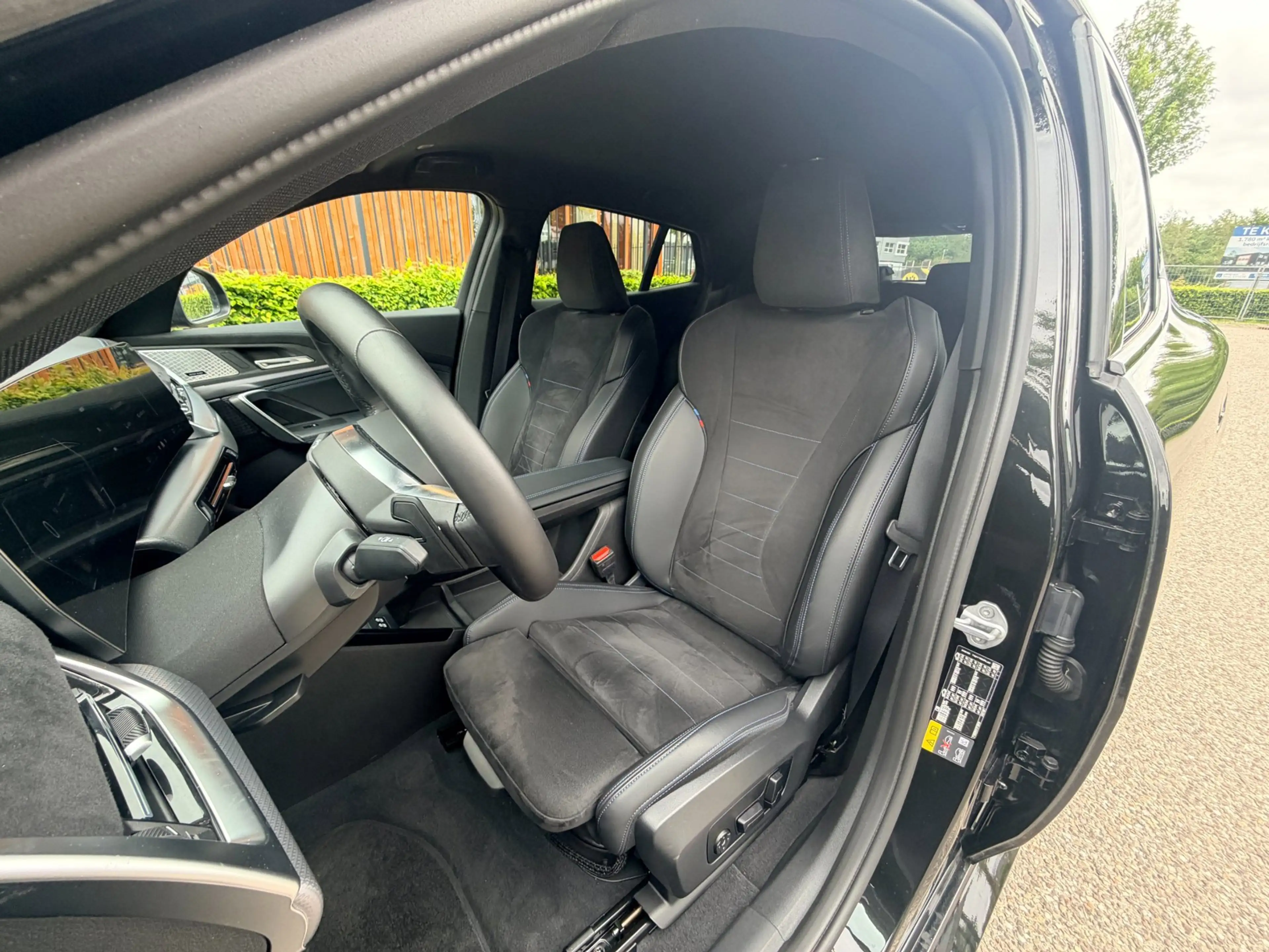 BMW iX2 EDrive20 M- sport, trekhaak, H&K, driving assistan — photo 29