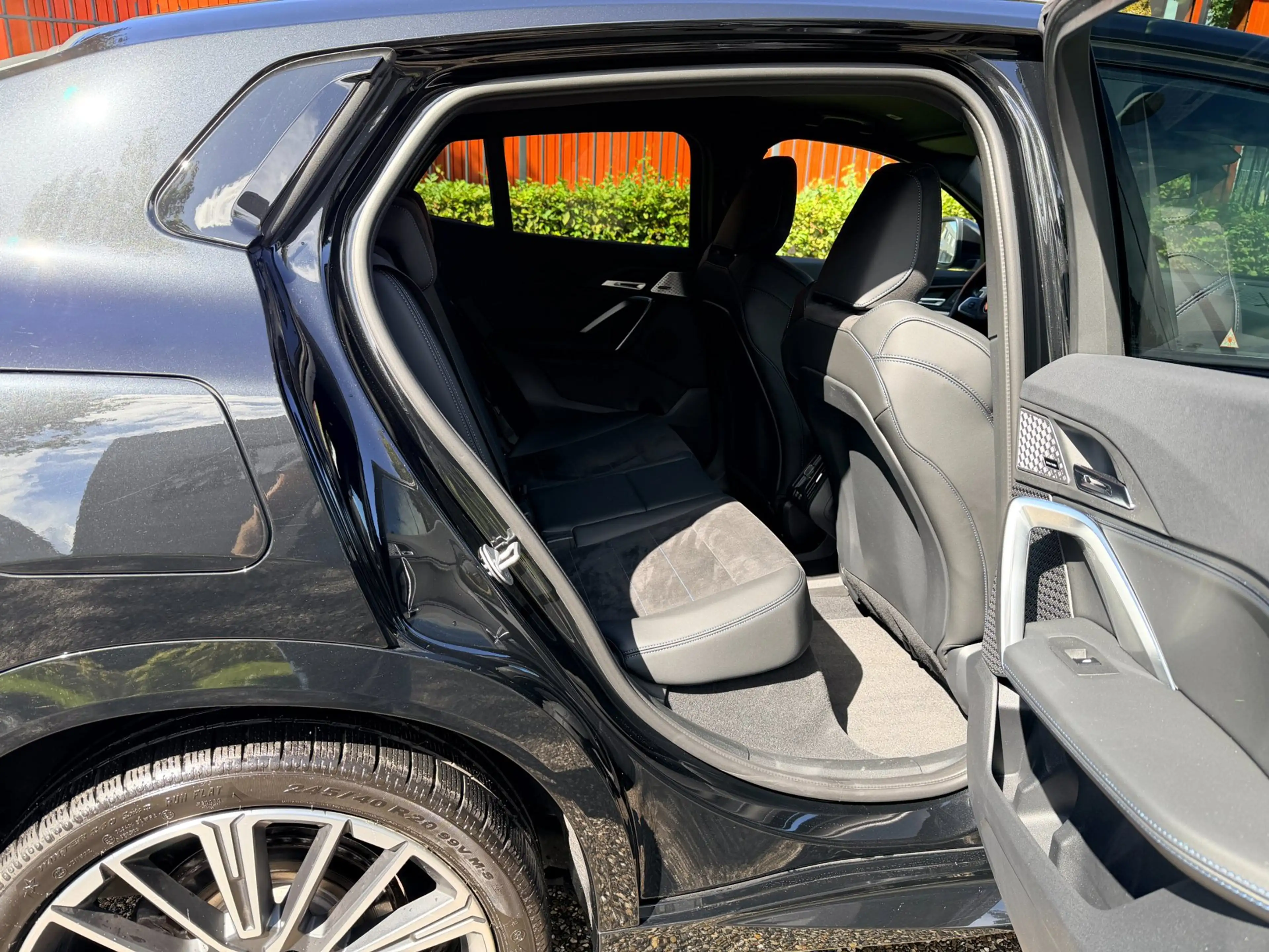 BMW iX2 EDrive20 M- sport, trekhaak, H&K, driving assistan — photo 11