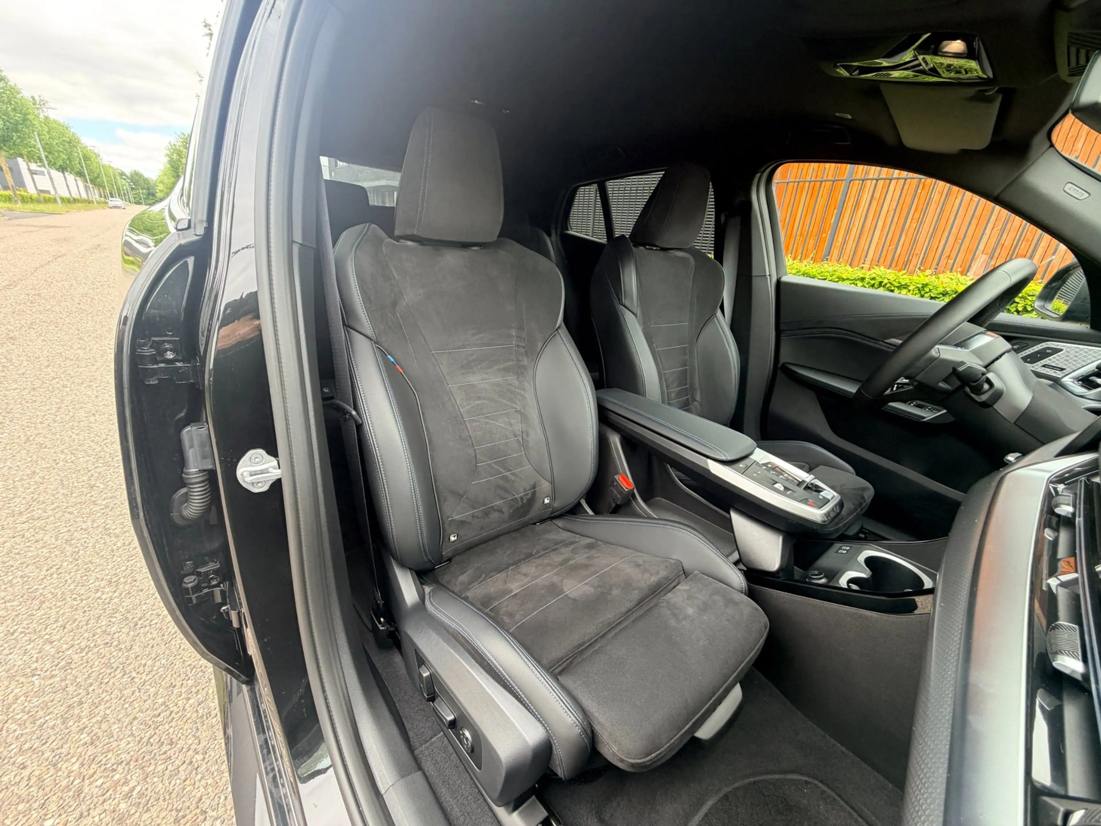 BMW iX2 EDrive20 M- sport, trekhaak, H&K, driving assistan — photo 5
