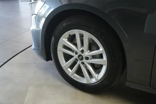Audi A6 view 13