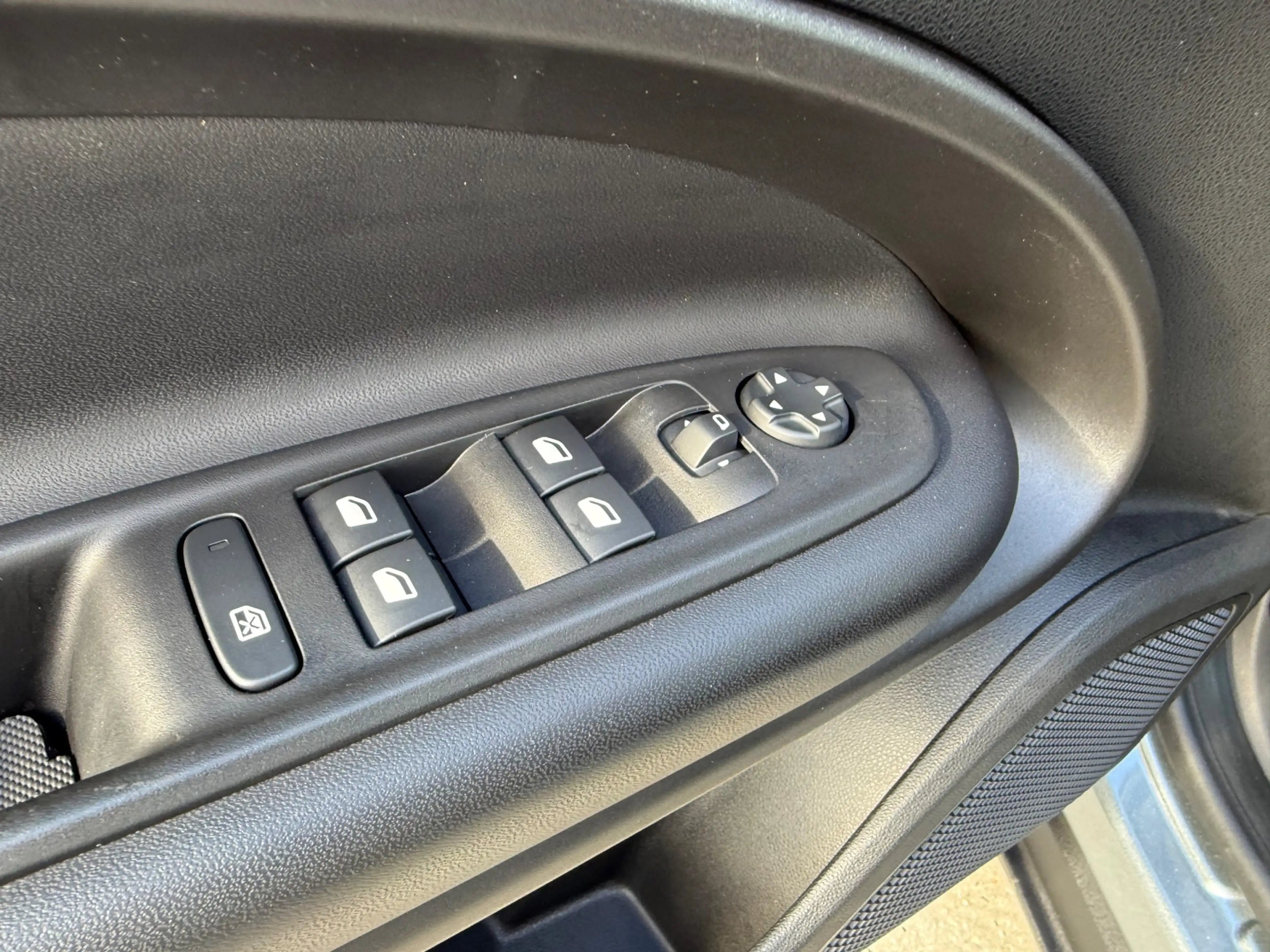 Jeep Avenger 1.2 e-Hybrid Altitude jbl, virtual dis, led — photo 14