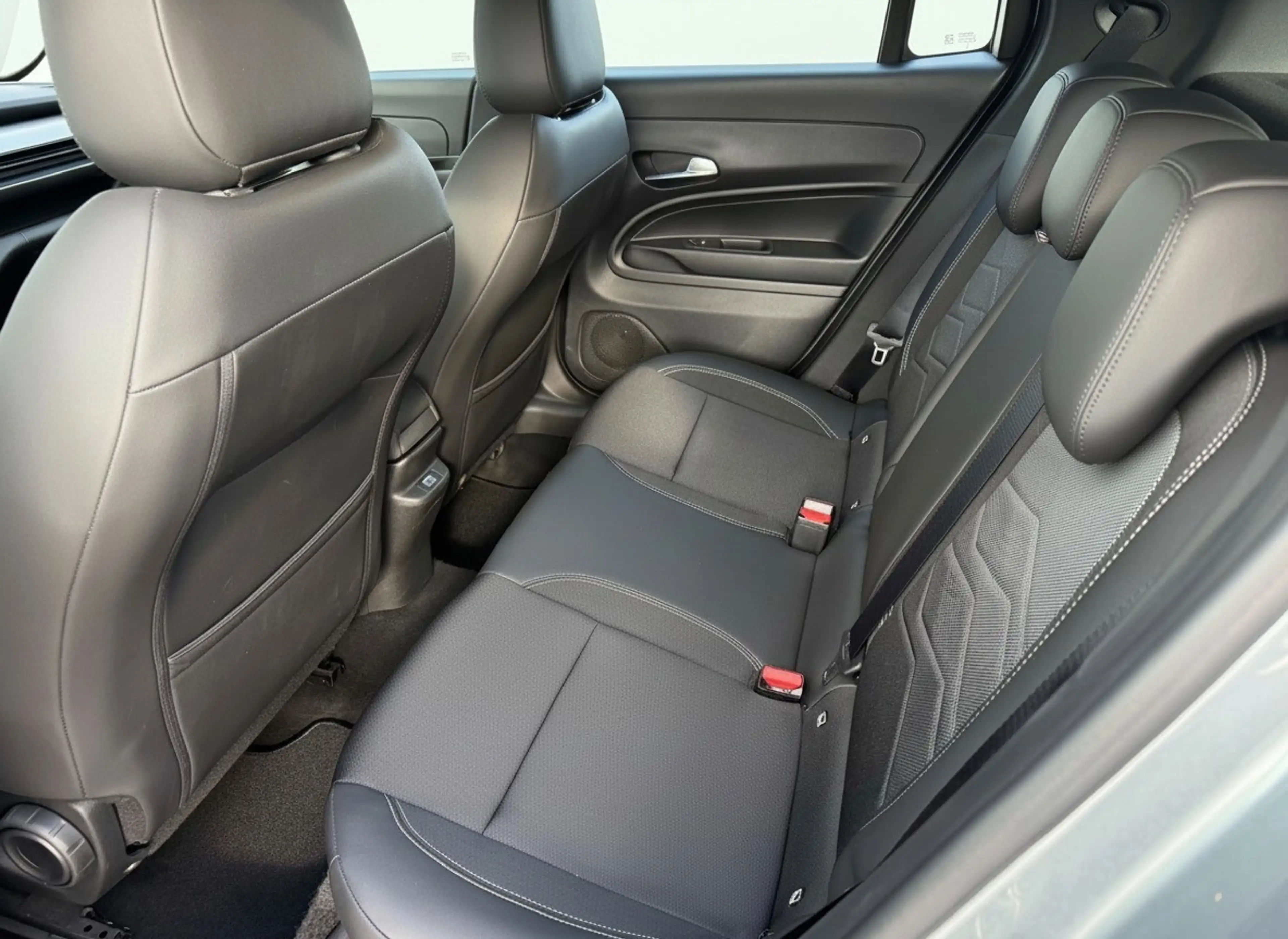 Jeep Avenger 1.2 e-Hybrid Altitude jbl, virtual dis, led — photo 11