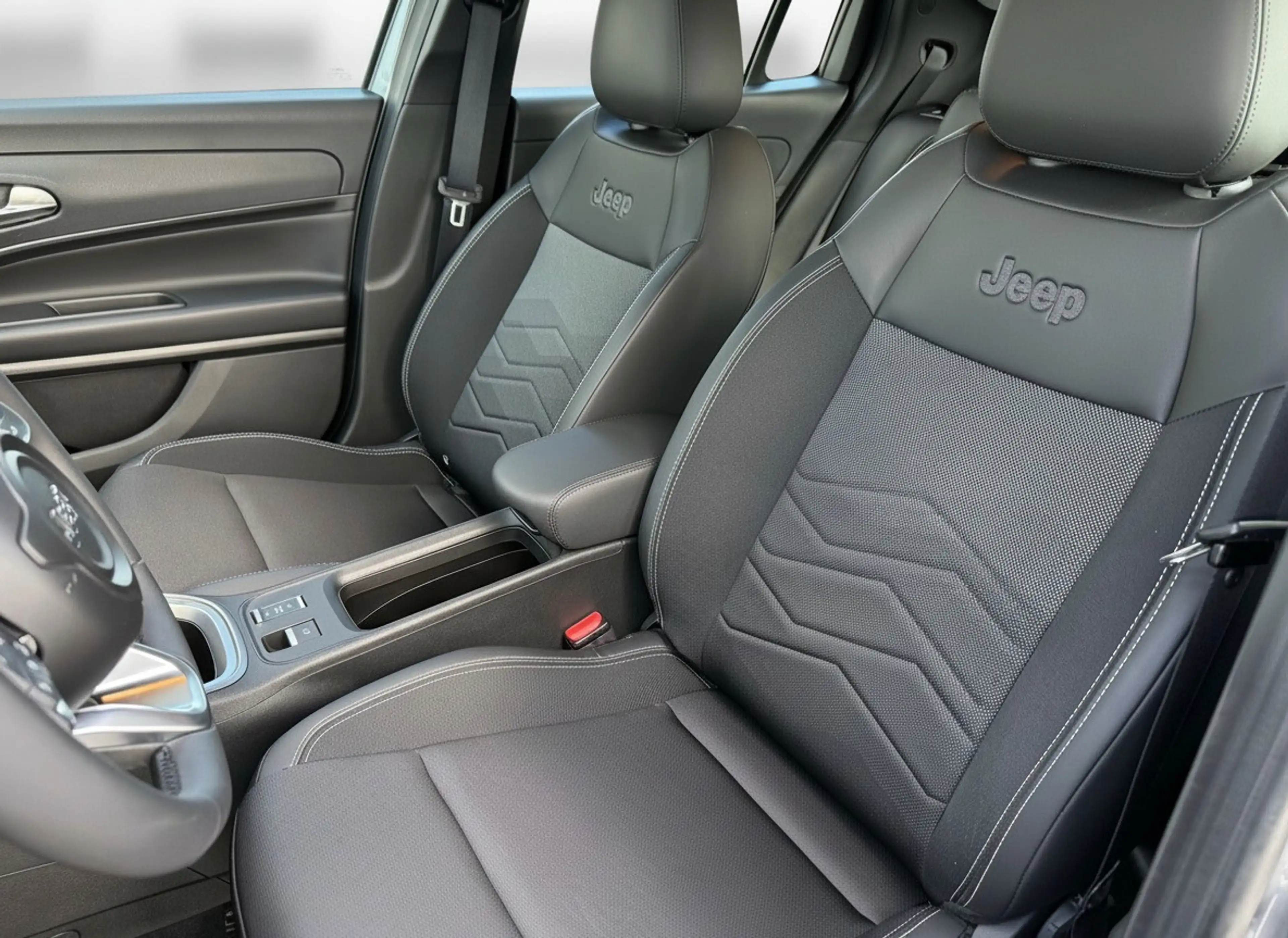 Jeep Avenger 1.2 e-Hybrid Altitude jbl, virtual dis, led — photo 12