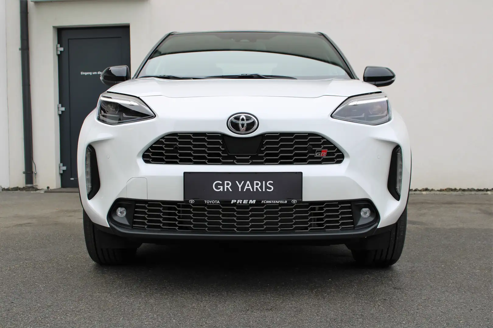 Toyota Yaris Cross 1,5 VVT-i Hybrid "GR Sport" Aut. Weiß - 1