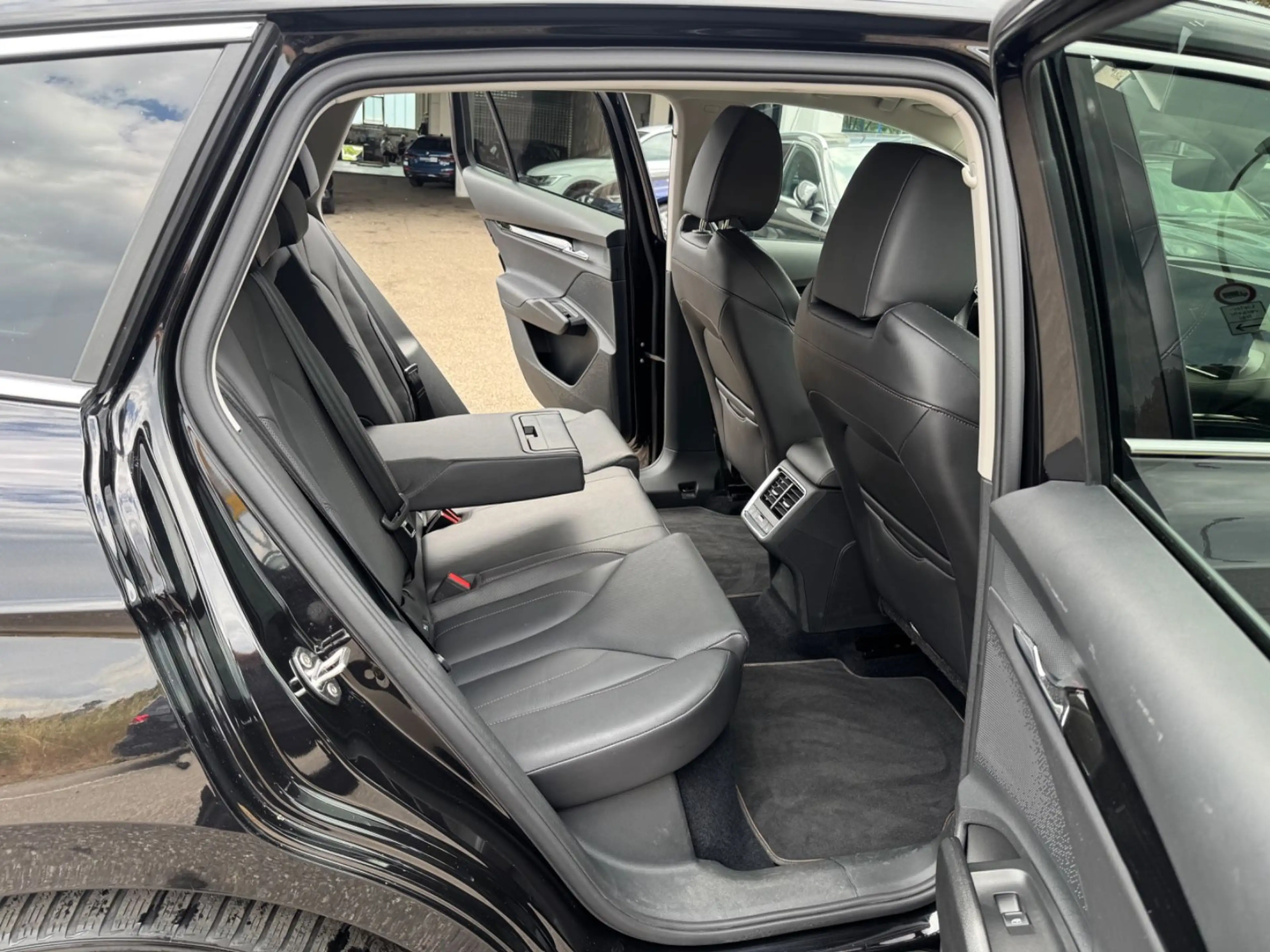 Skoda Enyaq iV 80 Suite Navi LED Kamera ACC AHK 1.H — photo 14
