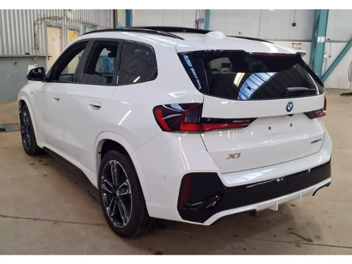 BMW X1 sDrive20i M Sport 19'' Pano el.Aktivsitz H/K HUD T Weiß - 2