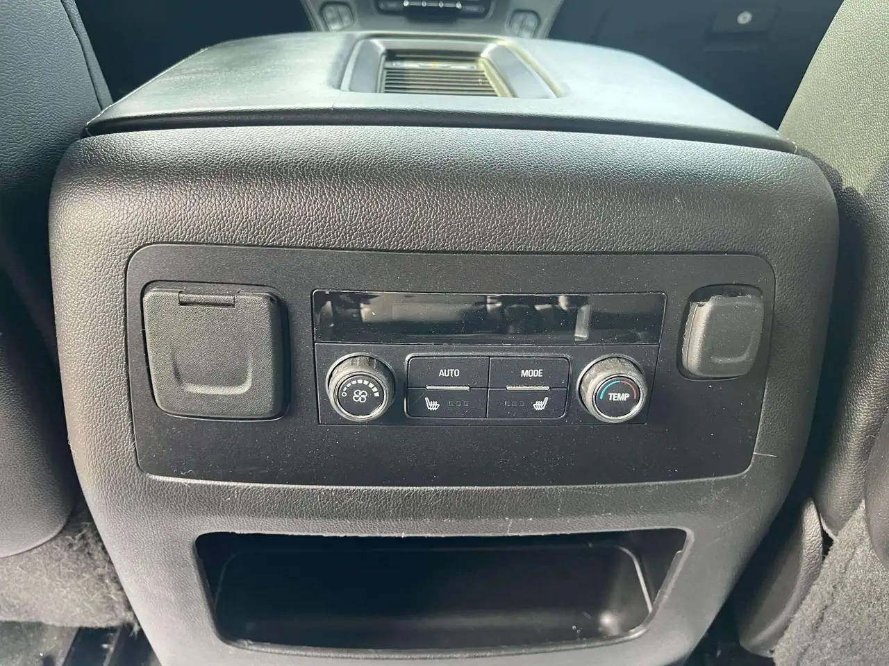 GMC Yukon снимка GMC Yukon