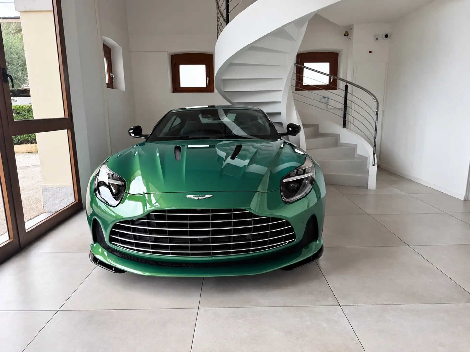 애스턴마틴 DB12 4.0 V8 2024 청록 사진 6